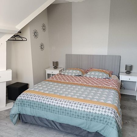 Grande Maison de plain pied avec jardin arboré. Champignelles Esterno foto
