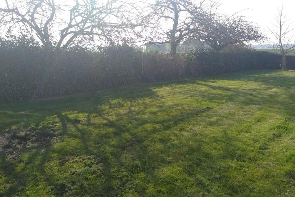 Grande Maison de plain pied avec jardin arboré. Champignelles Esterno foto