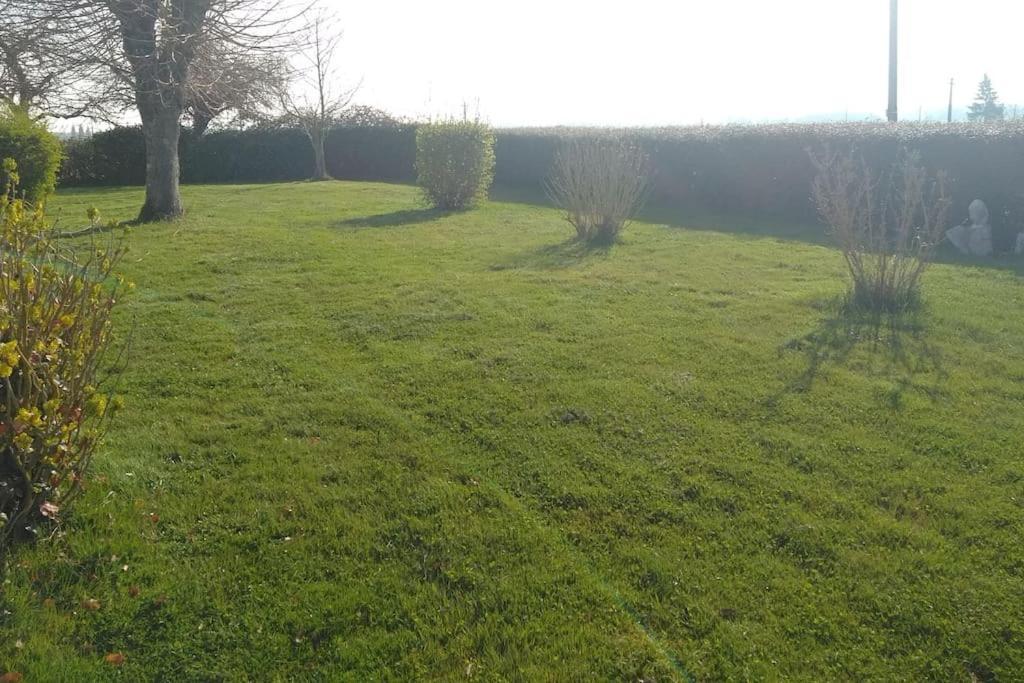 Grande Maison de plain pied avec jardin arboré. Champignelles Esterno foto