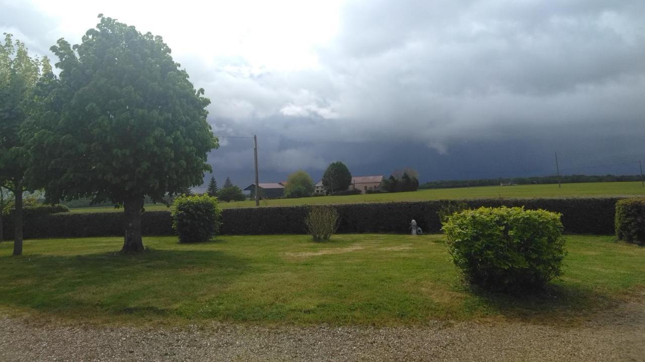 Grande Maison de plain pied avec jardin arboré. Champignelles Esterno foto