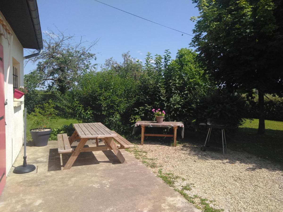 Grande Maison de plain pied avec jardin arboré. Champignelles Esterno foto